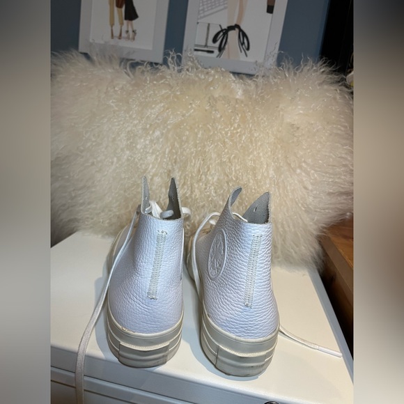 Converse White Leather Hightop Sneakers. - Picture 4 of 5